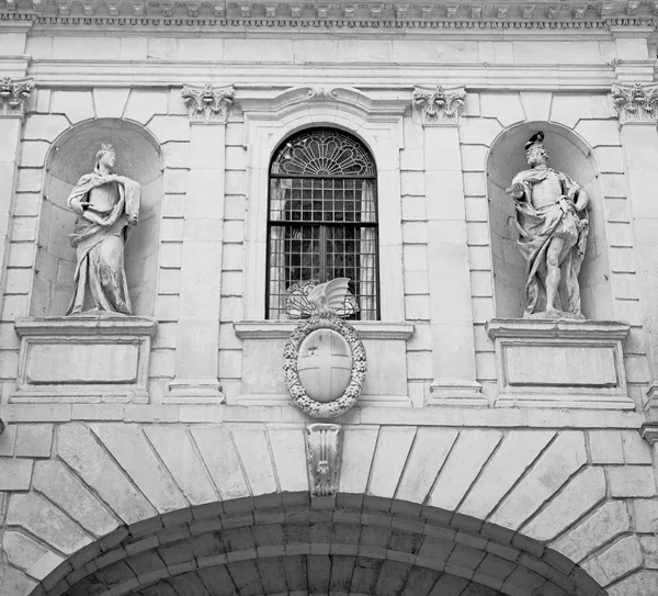 Historischer Marmor und Statue in der Altstadt von London England — Stockfoto