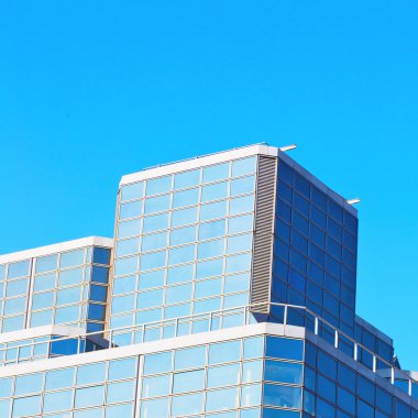 Londra şehri ev ve ofis gökdelen boğa içinde pencere eşiği
