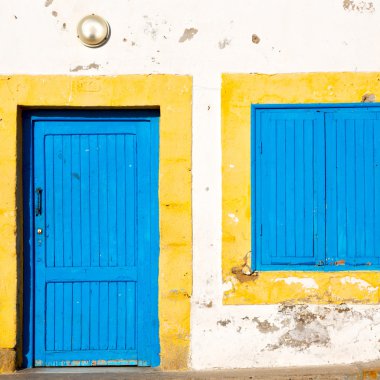 old door in morocco   yellow window clipart