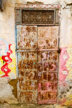 Eski kapı Fas eski duvar kahverengi