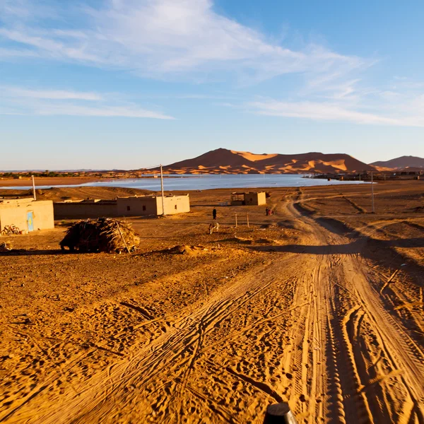 Sol en el desierto amarillo del lago de arena y dunas de morocco — Foto de Stock