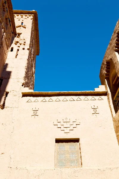 Blaues Fenster in marokkanischer Altbauweise — Stockfoto