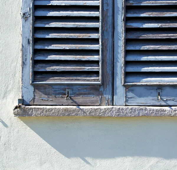 Šedé okno castellanza paláců Itálie — Stock fotografie