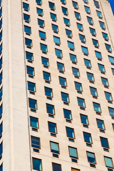 Janelas na cidade de edifício arranha-céus — Fotografia de Stock