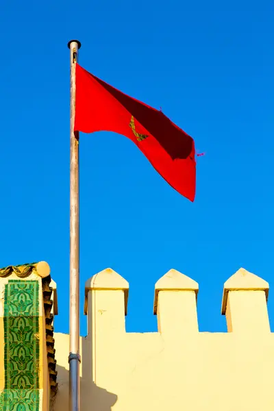 突尼斯挥舞国旗在城垛波 — 图库照片