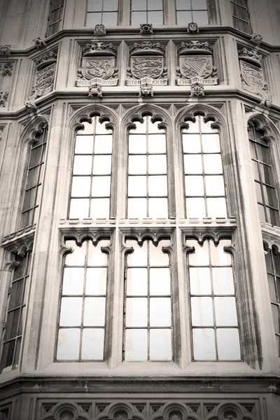 Velho em londres histórico parlamento vidro janela structu — Fotografia de Stock