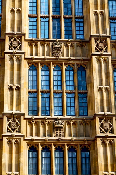 Старое в лондонском историческом строении и небе — стоковое фото