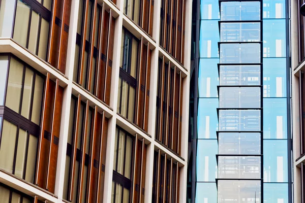 Windows i staden hem och byggnads — Stockfoto
