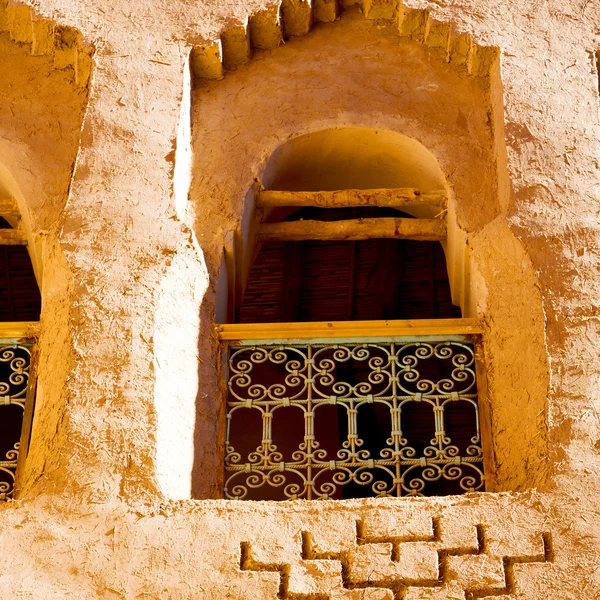 Fenêtre en afrique marocaine vieille construction et mur brun — Photo