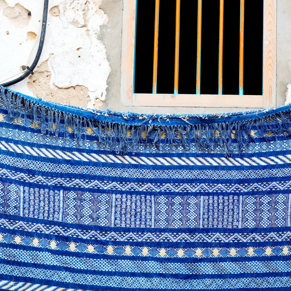 Ventana azul en Marruecos África antigua construcción y pared marrón re — Foto de Stock