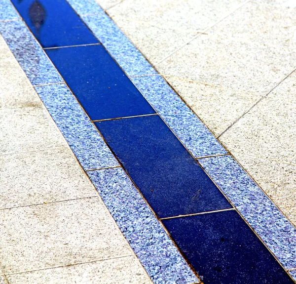 Em pedra cruz passo templo reflexo — Fotografia de Stock