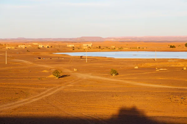 Soleil dans le lac jaune sable marocain et — Photo