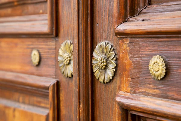 Abstrait fermé porte en bois créna gallarate italie — Photo