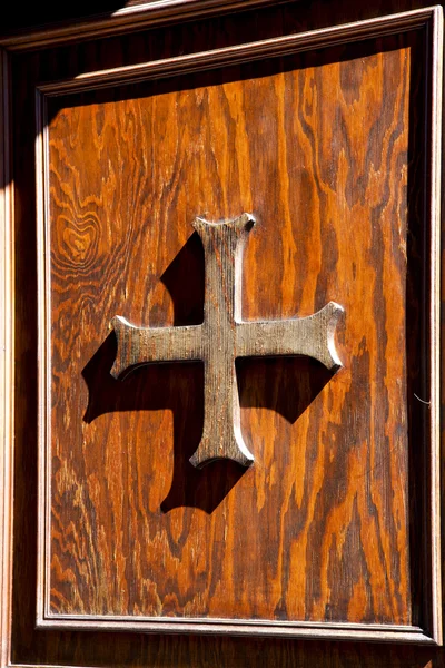Golpeador de cruz abstracto en una puerta de madera cerrada castiglione —  Fotos de Stock