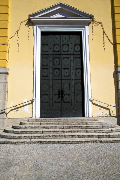 Golpeador de latón y puerta de madera en una iglesia gallarate varese i — Foto de Stock