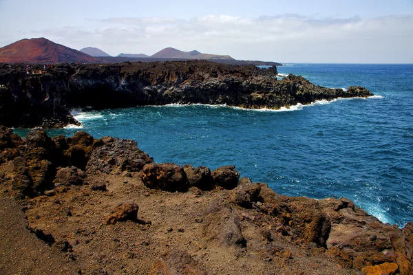 Peuple littoral pierre volcanique espagne eau lanzarote — Photo