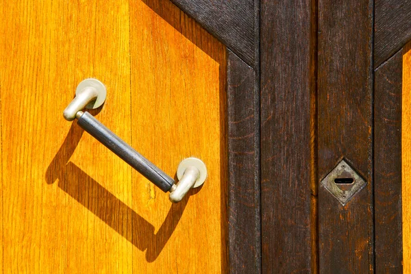 Croce astratta porta in legno chiusa albizzate varese italia — Foto Stock