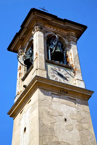 Castronno il muro e la torre della chiesa giornata di sole — Foto Stock