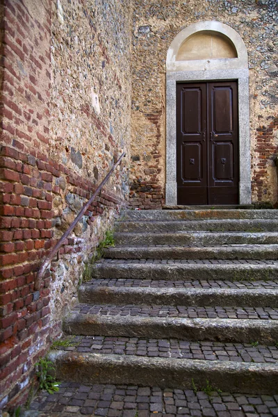 Brass  and wood  door in a church crenna gallarate   italy — Stock Photo, Image