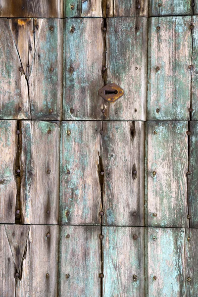 Desfocado wn knocker em uma porta curch varese lonate pozzolo — Fotografia de Stock
