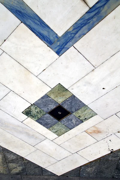 Direzione varese pavimentazione di una curva e marmo — Foto Stock