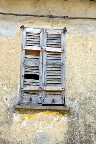 Ventana varese palacios italia solitario c — Foto de Stock