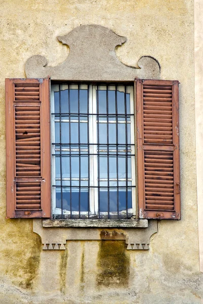 Finestre varese palazzi italia azzate — Foto Stock