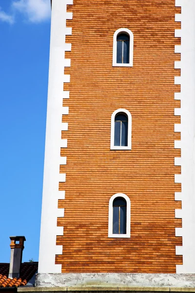 Muur terras kerk venster schoorsteen en bell tower — Stockfoto