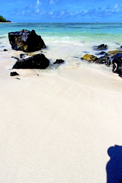 Beach ile du cerfs alga az indiai égbolt és a rock — Stock Fotó