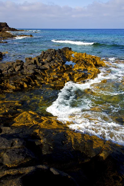 Playa luz espuma roca piedra cielo nube — Foto de Stock