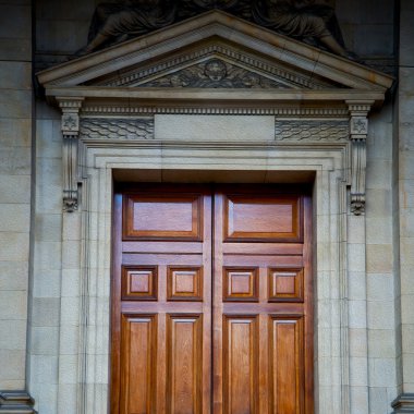Londra eski kilise kapısına ve mermer antika ahşap Meclis'te  