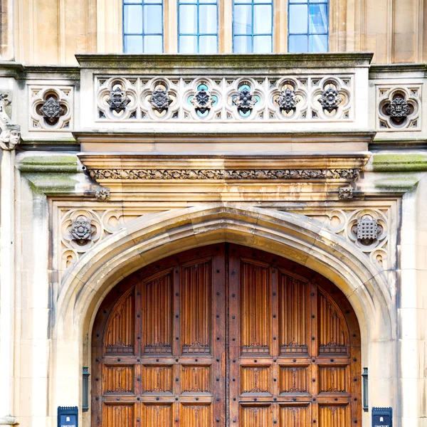 Parlement in Londen oude kerkdeur en marmeren antieke muur — Stockfoto