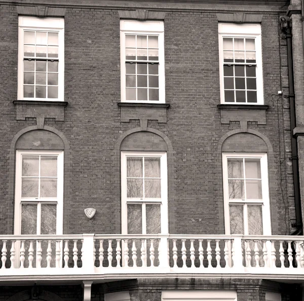 Вікно в Європі лондонська стара червона цегляна стіна та історична — стокове фото