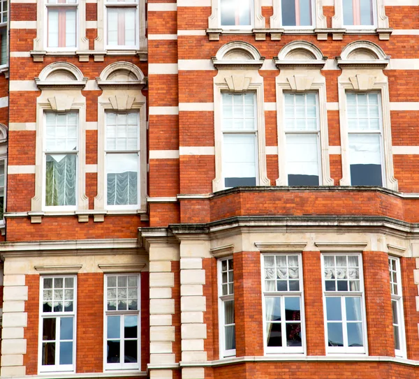 Ventana en europa london viejo muro de ladrillo rojo e histórico — Foto de Stock