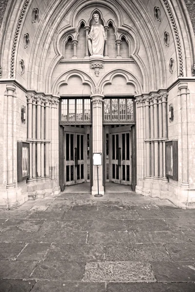 Dveře southwark katedrála v Londýně Anglie staré konstrukce a — Stock fotografie