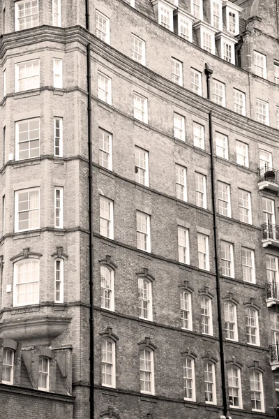 En Europa Londres vieja pared de ladrillo rojo y ventana histórica — Foto de Stock