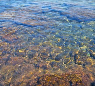 kıyı şeridi gündoğumu ve hafif okyanus beyaz gökyüzü kahverengi taş
