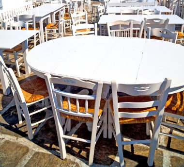 Tablo santorini Avrupa'nın Yunanistan eski Restoran sandalye ve su