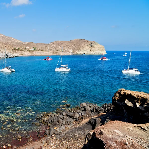 Hill och stenar på stranden sommartid i Europa Grekland santorin — Stockfoto