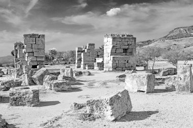 eski inşaat sütun ve Roma Tapınağı geçmiş pamukkal