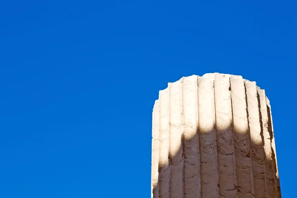 In altem Säulenstein und römischem Tempel — Stockfoto
