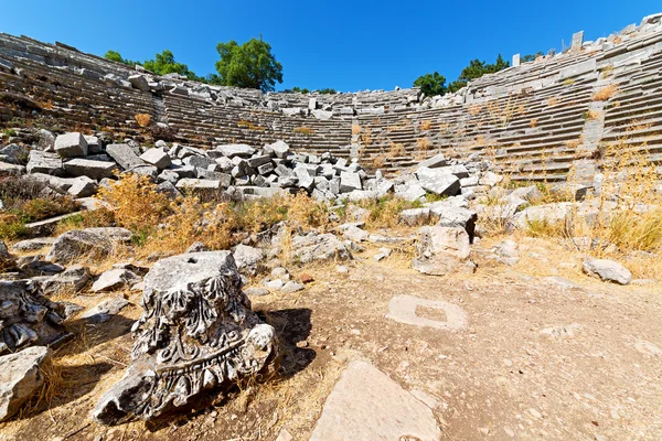 Le temple le théâtre antalya le ciel et les ruines — Photo