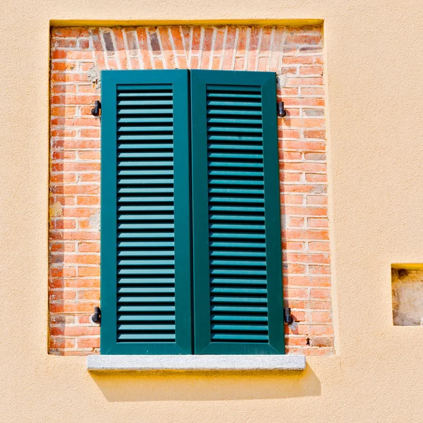 意大利窗口在欧洲古老的建筑和灰色的 — 图库照片