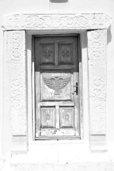 Europe arquitectura y madera el detalle histórico de la puerta en la pared — Foto de Stock