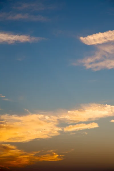 In rot blauem Himmel Sonnenaufgang orange Farbe — Stockfoto