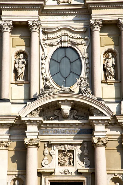 Rose window Italië Lombardije in de oude busto arsizio een — Stockfoto