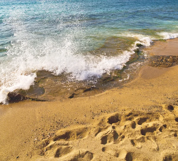 Rots zee en strand in Europa Griekenland het mykonos eiland blauw — Stockfoto