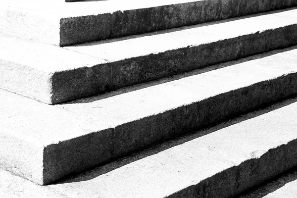 Antichi scalini in europa italia vecchia costruzione e ritorno — Foto Stock