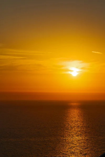 Dans les cyclades colline grec coucher de soleil et le ciel — Photo