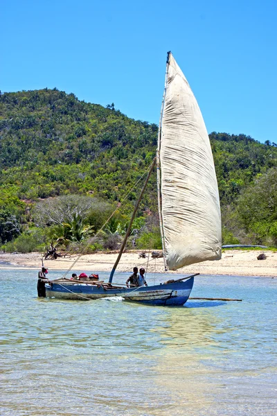 Piragua playa algas océano Índico madagascar — Foto de Stock